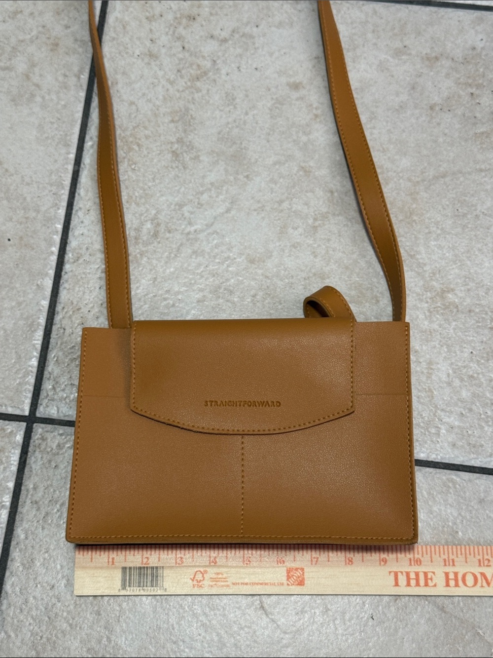 Straightforward - Women’s adjustable Crossbody Bag in Caramel - Picture 4 of 7